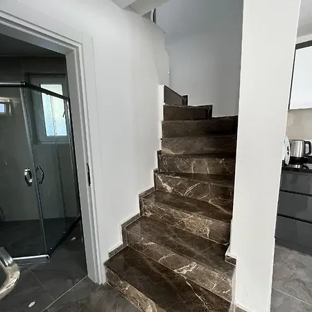 Otel Oezel Havuzlu Rahat *